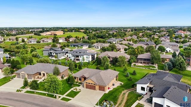 6300 S Hemingstone Trl Trail, Sioux Falls, SD 57108
