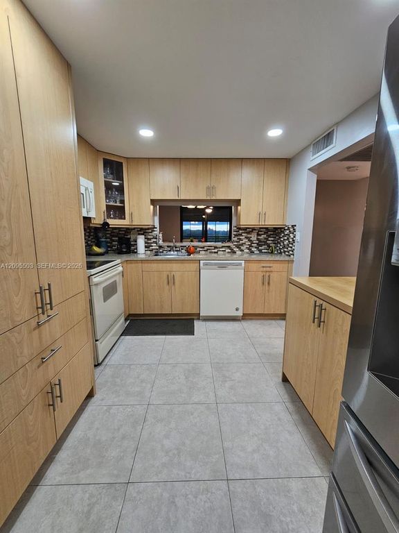1000 Colony Point Circle 522, Pembroke Pines, FL 33026