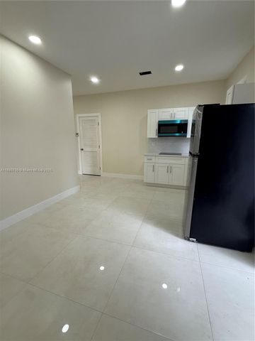 559 NW 2nd St 2, Florida City, FL 33034