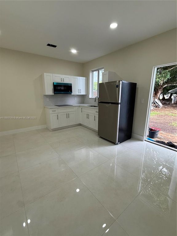 559 NW 2nd St 2, Florida City, FL 33034