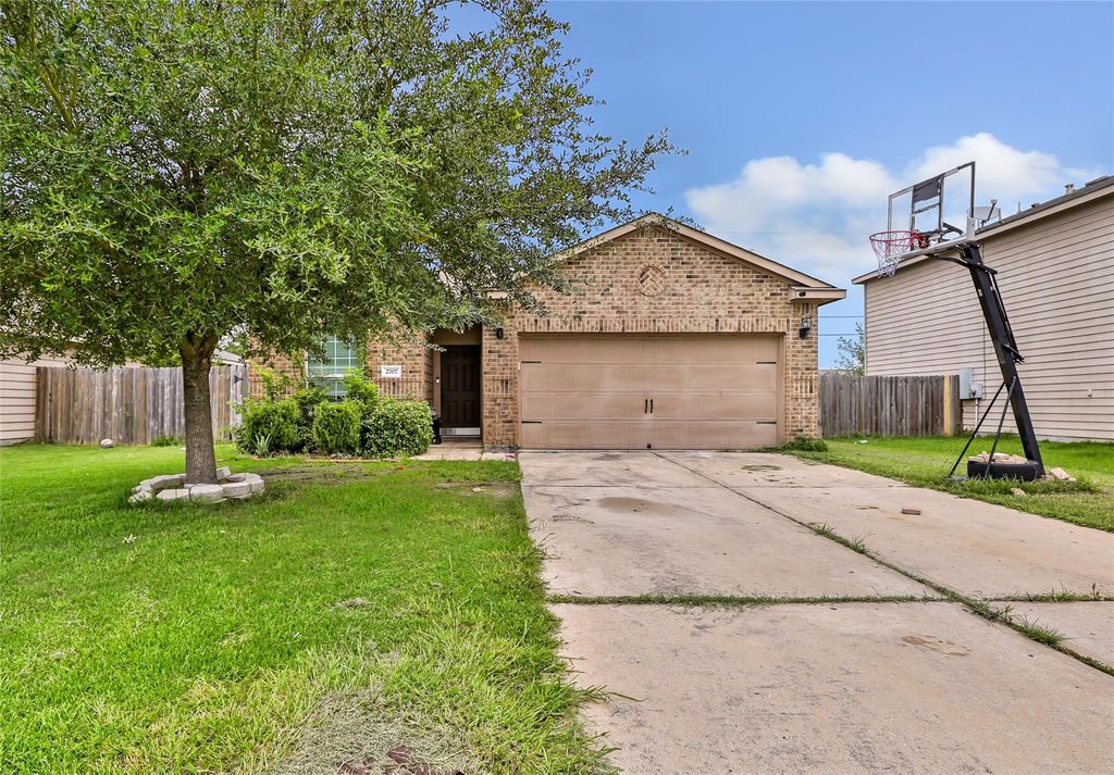 2707 Tracy Lane, Highlands, TX 77562
