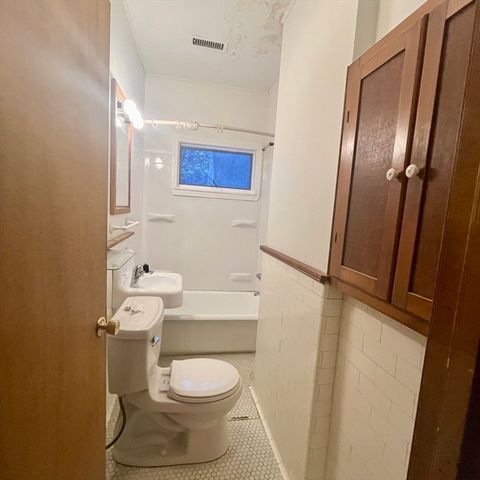 123 Mayfield St 2nd Floor, Worcester, MA 01602