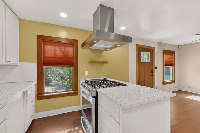 305 Mesa Street SE, Albuquerque, NM 87106
