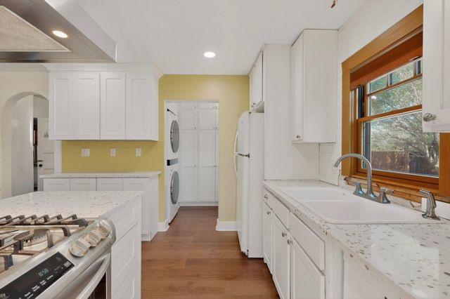 305 Mesa Street SE, Albuquerque, NM 87106