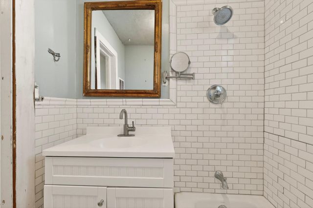 305 Mesa Street SE, Albuquerque, NM 87106