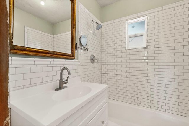 305 Mesa Street SE, Albuquerque, NM 87106