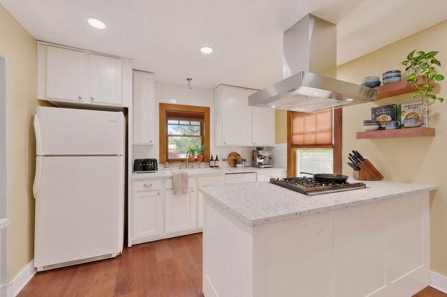 305 Mesa Street SE, Albuquerque, NM 87106