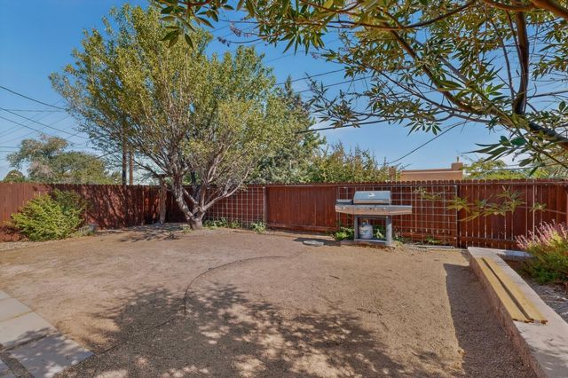 305 Mesa Street SE, Albuquerque, NM 87106