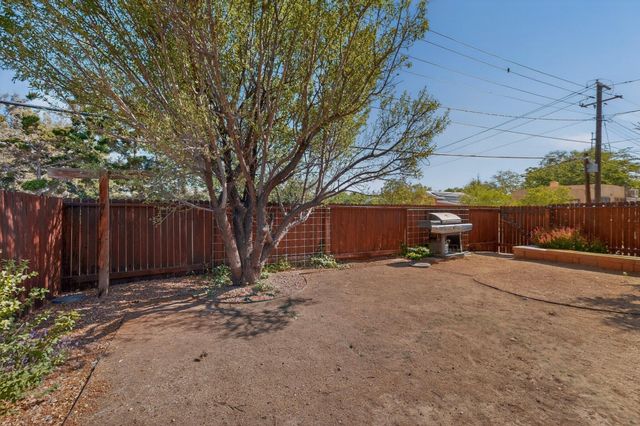 305 Mesa Street SE, Albuquerque, NM 87106
