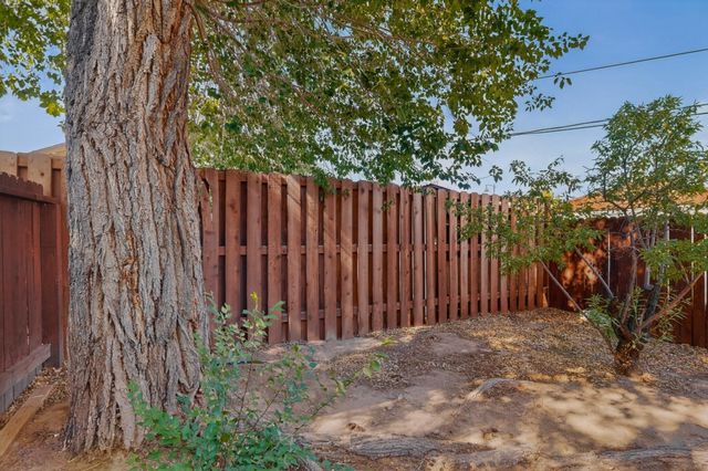 305 Mesa Street SE, Albuquerque, NM 87106