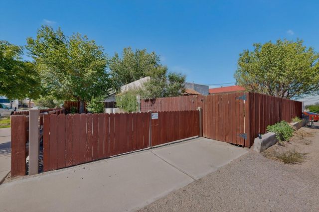 305 Mesa Street SE, Albuquerque, NM 87106