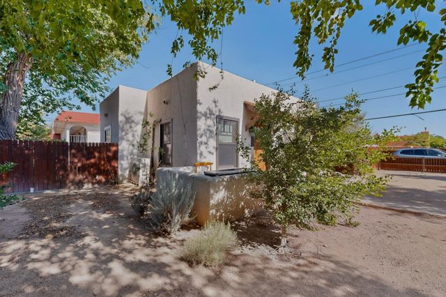 305 Mesa Street SE, Albuquerque, NM 87106
