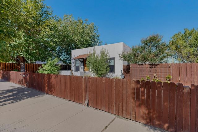 305 Mesa Street SE, Albuquerque, NM 87106