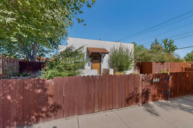 305 Mesa Street SE, Albuquerque, NM 87106