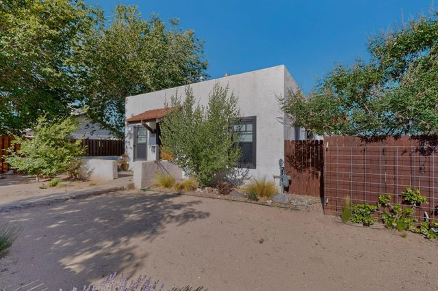 305 Mesa Street SE, Albuquerque, NM 87106