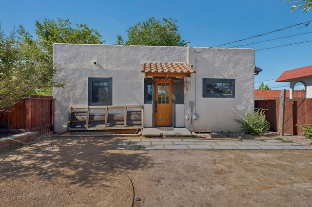 305 Mesa Street SE, Albuquerque, NM 87106