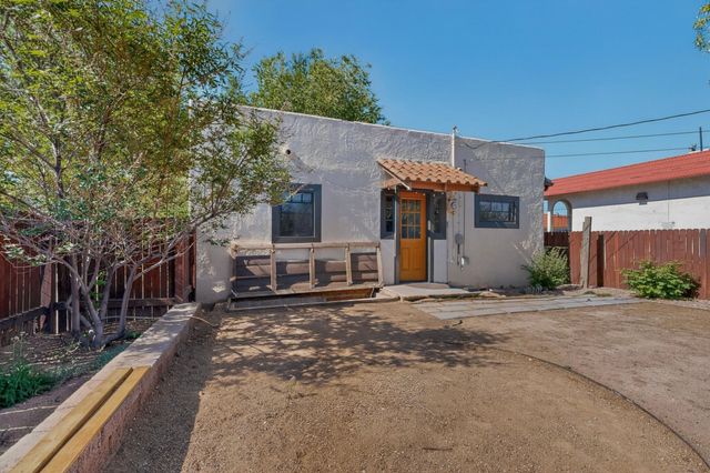 305 Mesa Street SE, Albuquerque, NM 87106