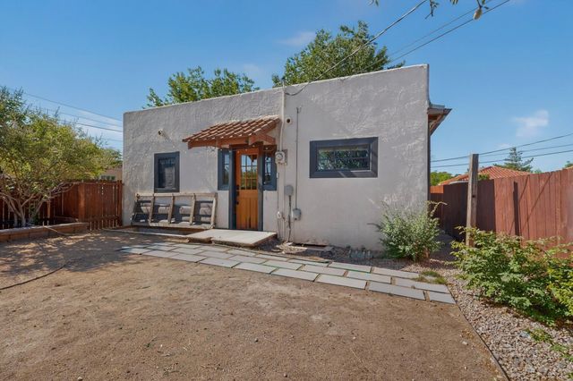 305 Mesa Street SE, Albuquerque, NM 87106