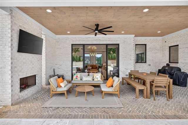 2445 Sunflower Drive, Hoschton, GA 30548
