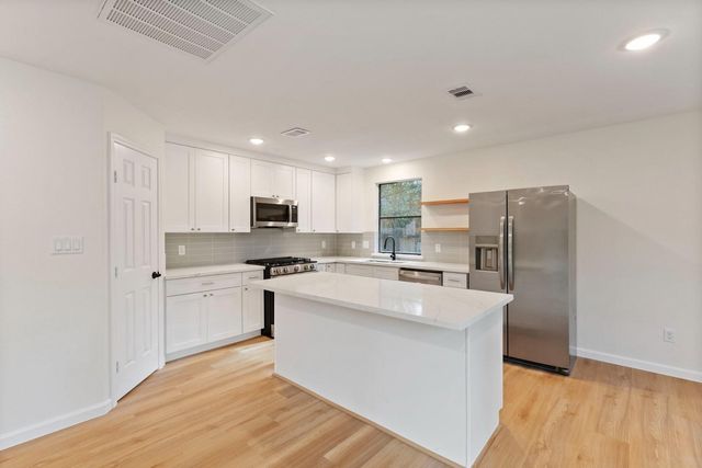 32 Thrush Grove Place, The Woodlands, TX 77381