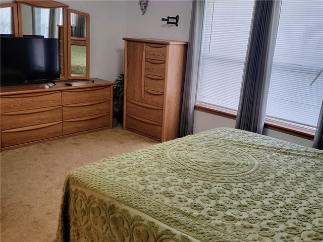 38 Roxbury Rd, Braddock Hills, PA 15221