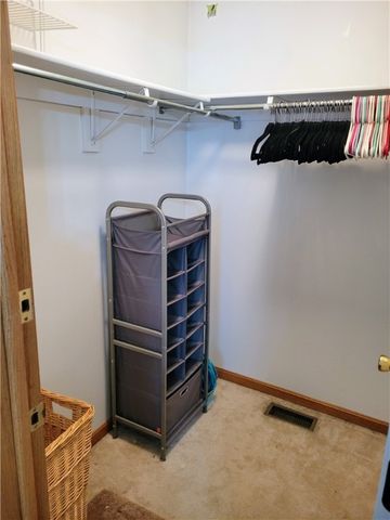 38 Roxbury Rd, Braddock Hills, PA 15221