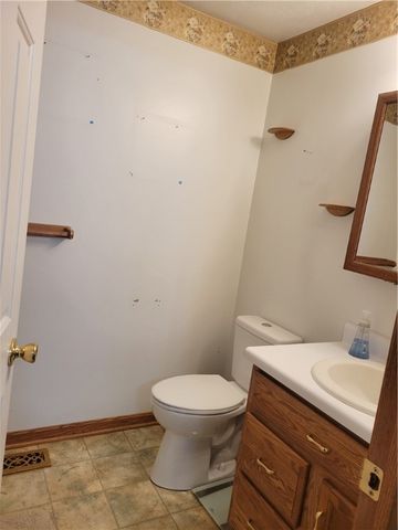 38 Roxbury Rd, Braddock Hills, PA 15221