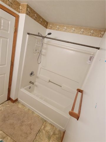 38 Roxbury Rd, Braddock Hills, PA 15221