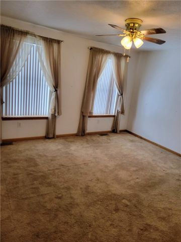 38 Roxbury Rd, Braddock Hills, PA 15221