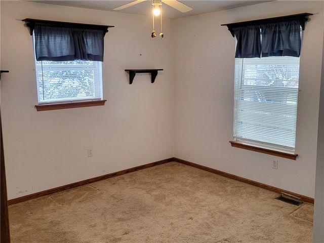 38 Roxbury Rd, Braddock Hills, PA 15221