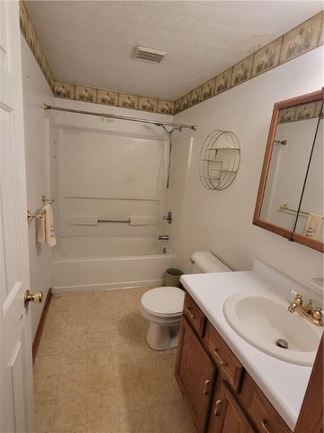 38 Roxbury Rd, Braddock Hills, PA 15221