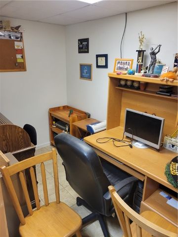 38 Roxbury Rd, Braddock Hills, PA 15221