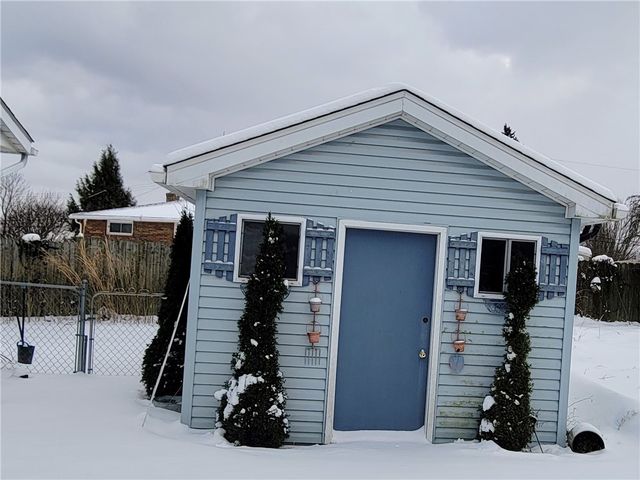 38 Roxbury Rd, Braddock Hills, PA 15221