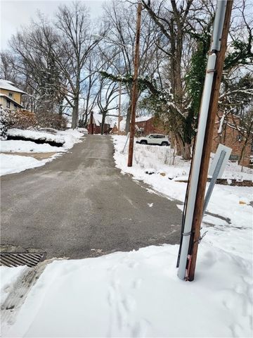 38 Roxbury Rd, Braddock Hills, PA 15221