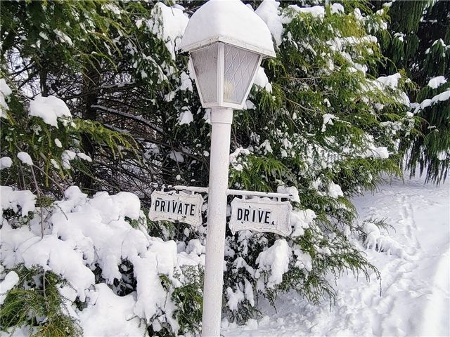 38 Roxbury Rd, Braddock Hills, PA 15221