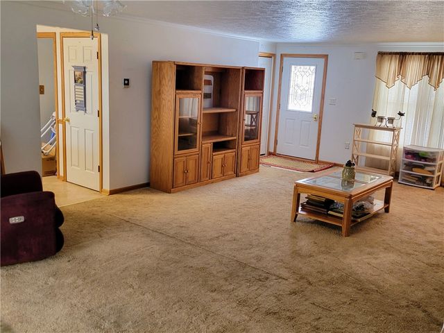 38 Roxbury Rd, Braddock Hills, PA 15221