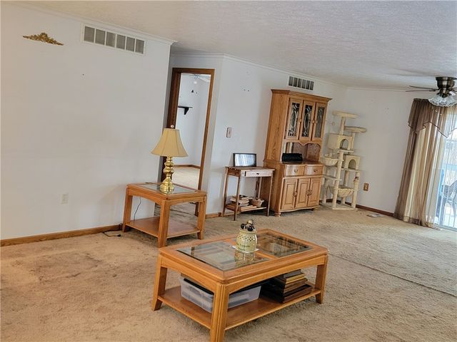 38 Roxbury Rd, Braddock Hills, PA 15221