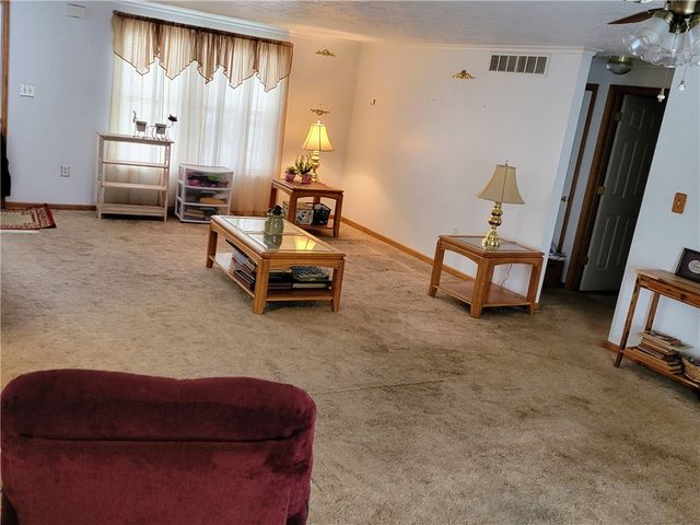 38 Roxbury Rd, Braddock Hills, PA 15221