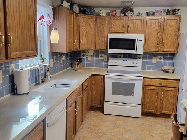38 Roxbury Rd, Braddock Hills, PA 15221