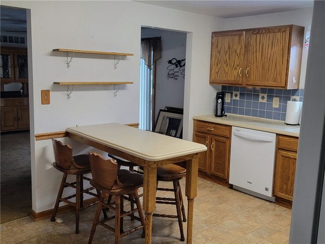 38 Roxbury Rd, Braddock Hills, PA 15221