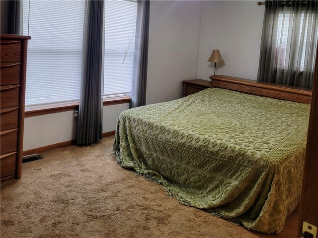 38 Roxbury Rd, Braddock Hills, PA 15221