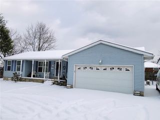 38 Roxbury Rd, Braddock Hills, PA 15221