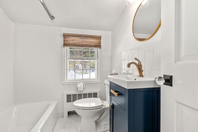 22 Longmeadow Rd, Hingham, MA 02043