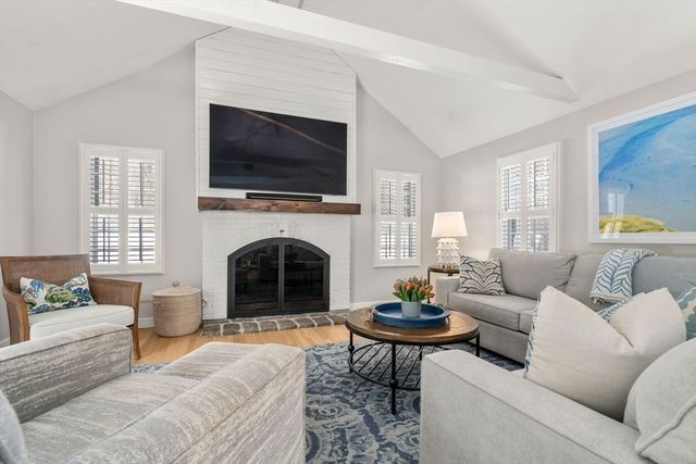 22 Longmeadow Rd, Hingham, MA 02043