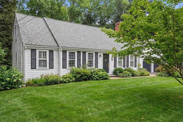 22 Longmeadow Rd, Hingham, MA 02043