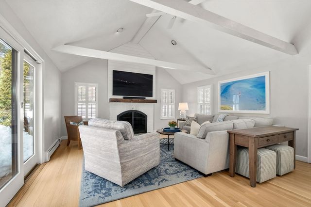 22 Longmeadow Rd, Hingham, MA 02043