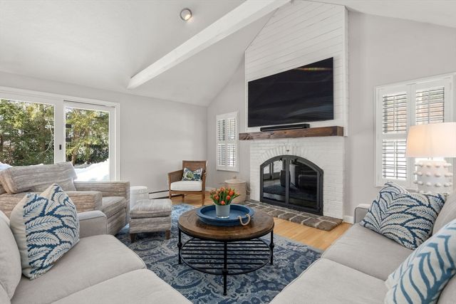 22 Longmeadow Rd, Hingham, MA 02043