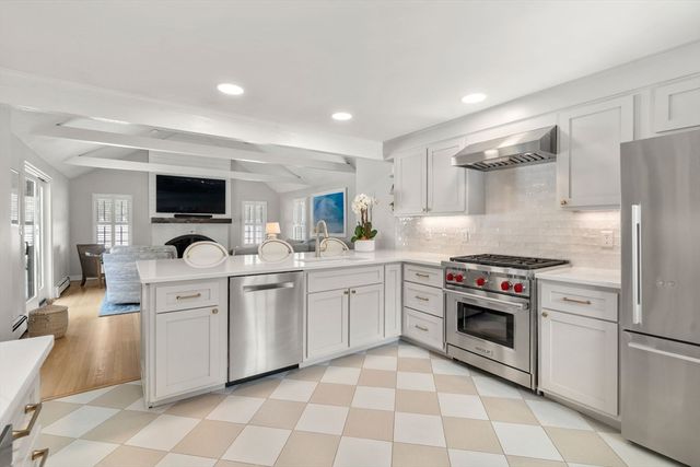 22 Longmeadow Rd, Hingham, MA 02043