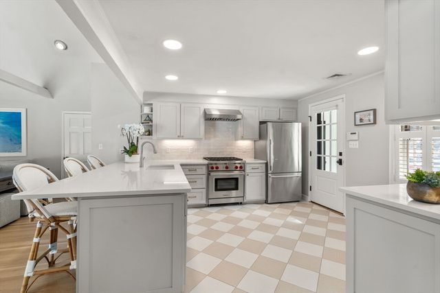 22 Longmeadow Rd, Hingham, MA 02043