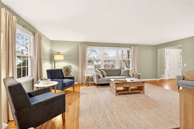 9 Sandpiper Lane, Pittsford, NY 14534